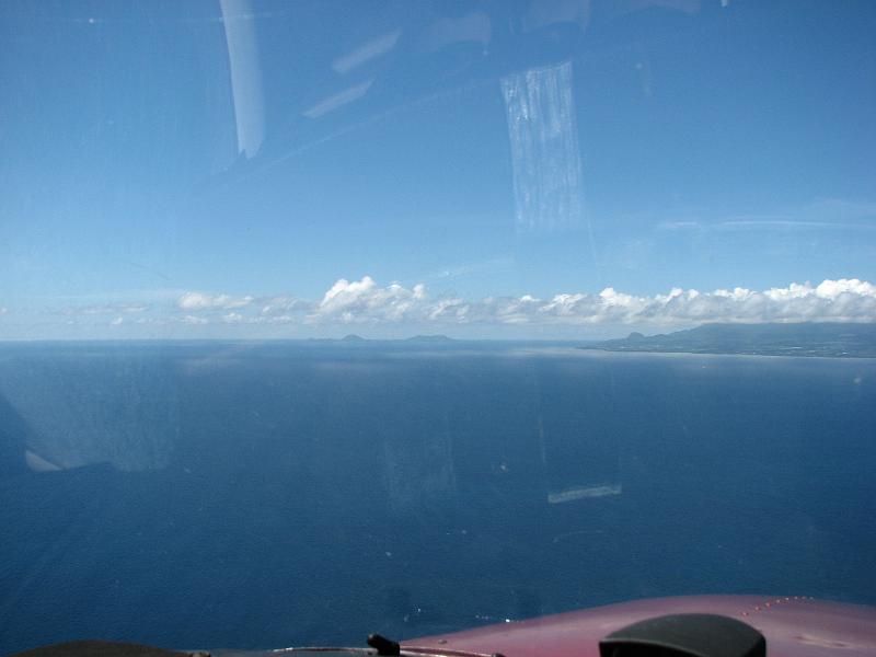IMG_3550.JPG - A droite basse terre, au fond la d�sirade