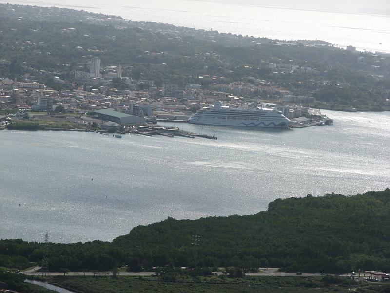 IMG_4650.JPG - Vue d'un b�teau de croisi�re � Pointe � Pitre