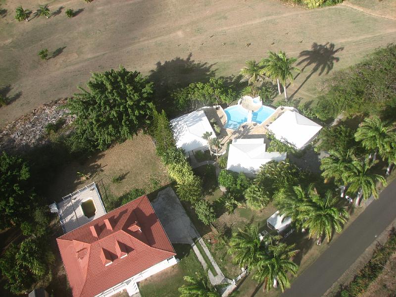 IMG_5202.JPG - En courte finale � St Fran�ois, survol d'une magnifique maison et sa piscine