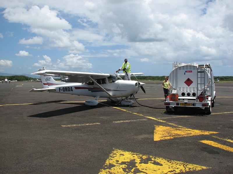 IMG_5868.JPG - Pr�paration de l'avion pour la balade: Ajout de carburant.