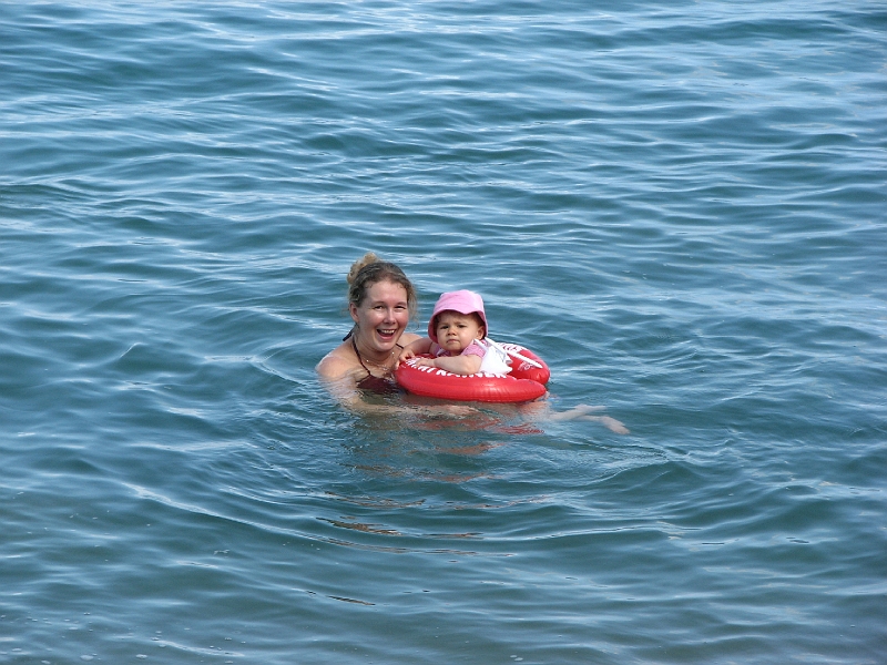 IMG_3649.JPG - Margaux et sa maman dans la mer des Cara�bes