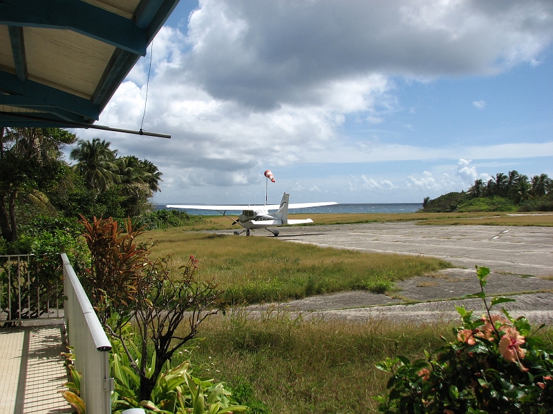 IMG_8100.JPG - L'avion au parking aux Saintes