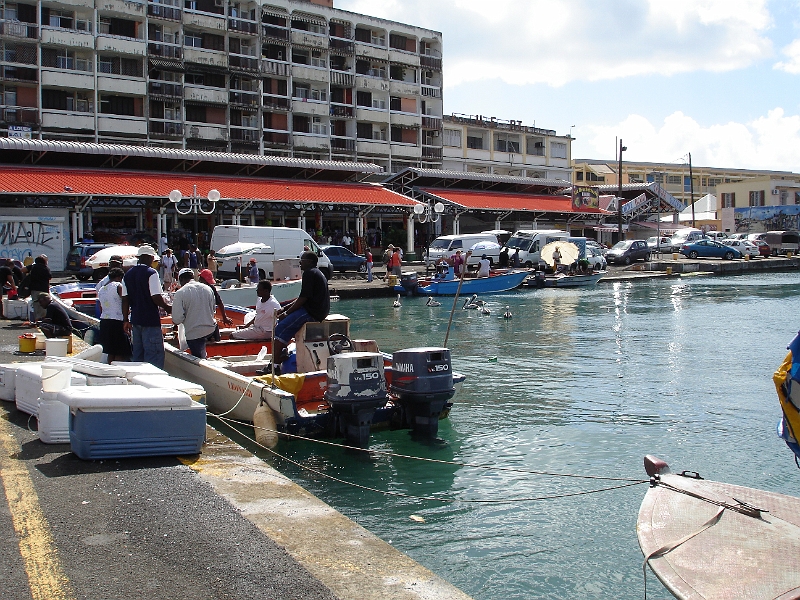 DSC03539.JPG - Les p�cheurs arrivent sur le port pour vendre directement leurs poissons