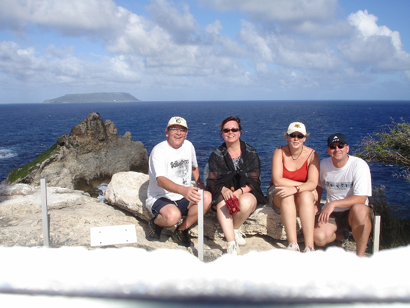 DSC03971.JPG - Photo de famille avec en arri�re plan, la D�sirade