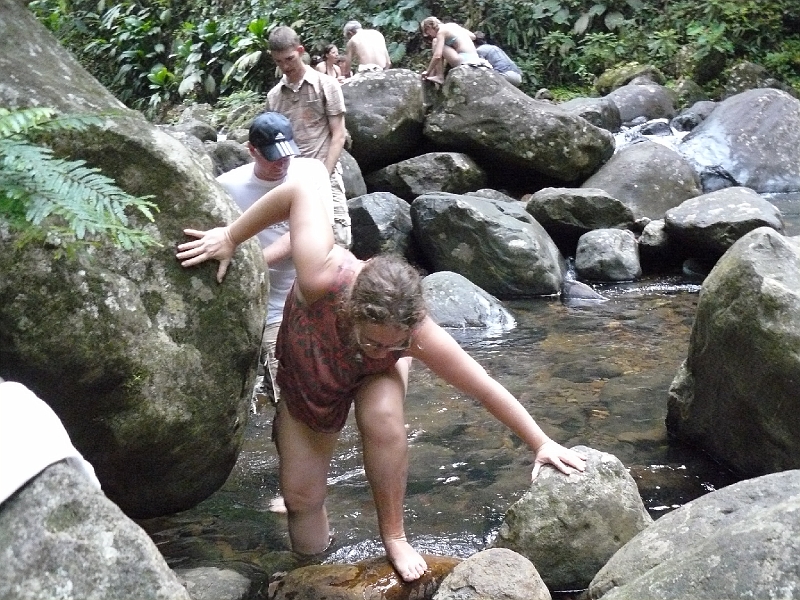 P1010695.JPG - Kate les pieds dans l'eau