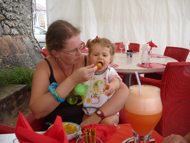 DSC04240.JPG - Repas de margaux au resto pendant que les ap�ros attendent