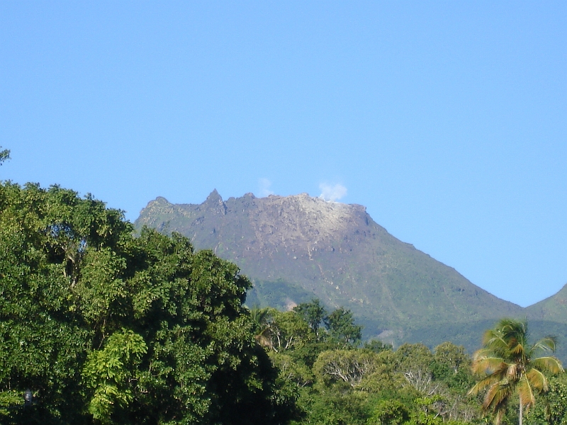 DSC04385.JPG - Vue de la soufri�re sur la route