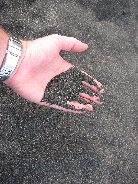 IMG_4161.JPG - Le sable est bien noir !