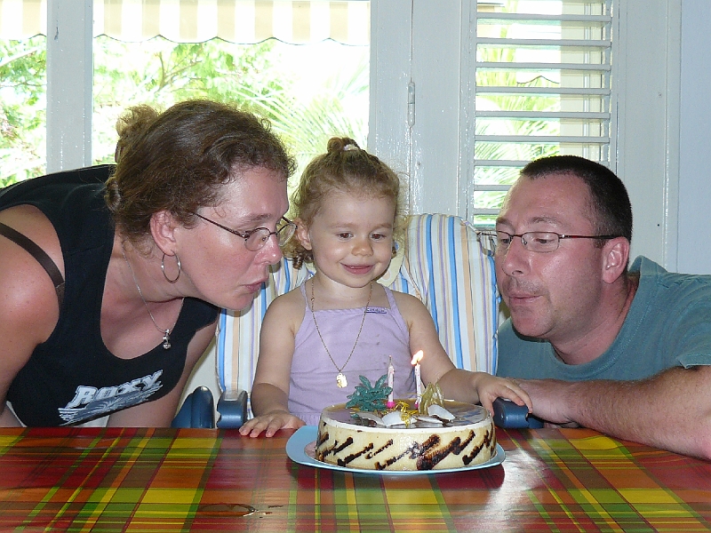 P1020171.JPG - Maman et papa doivent me donner un coup de main car les bougies se rallument toutes seules !!!