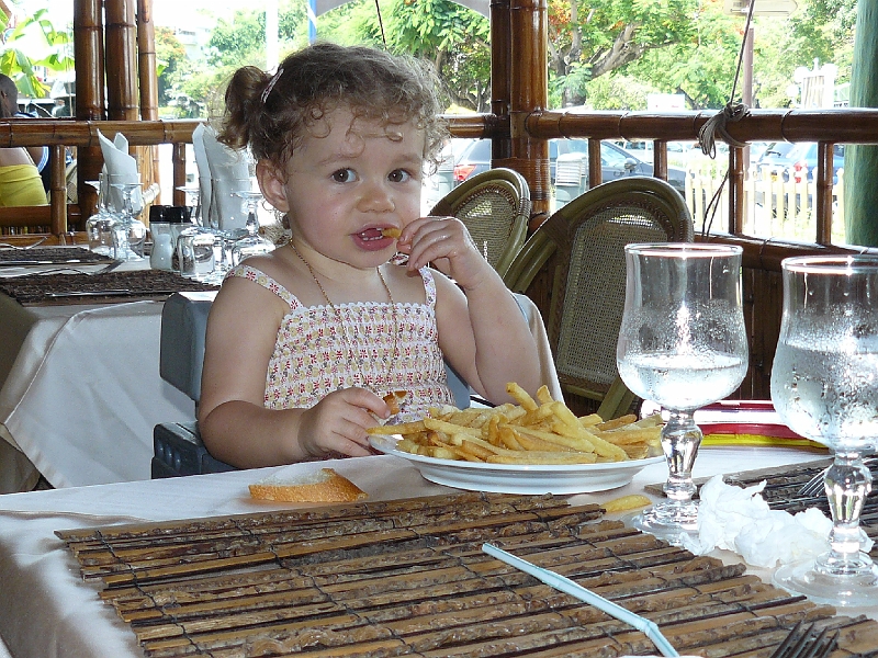 P1020382.JPG - Et moi je suis ravie de manger des frites