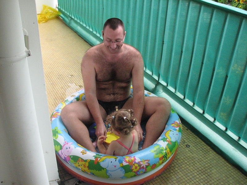 IMG_5811.JPG - Papa prend toute la place dans la piscine :;)