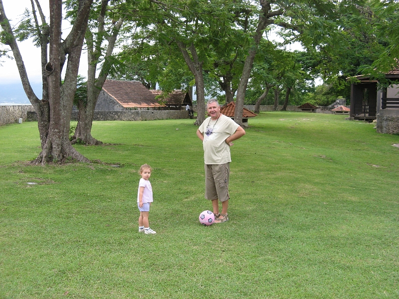 IMG_1704.JPG - Partie de foot avec Grand père